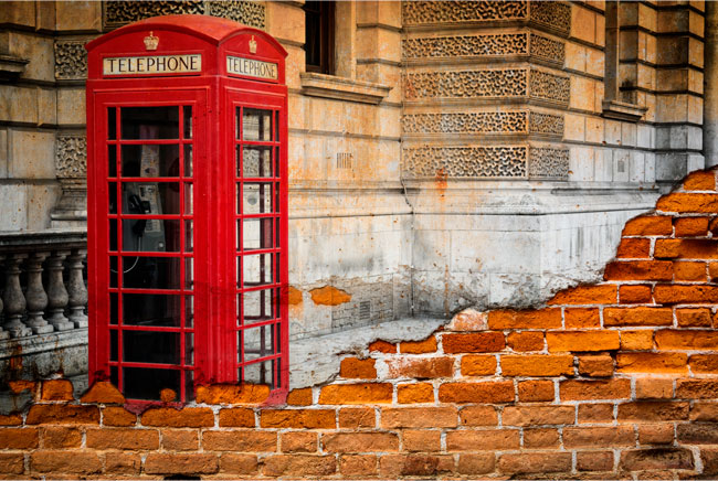 Murales efecto pared rota inglaterra cabina telefónica londres